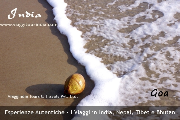 Il Viaggio a Mumbai e Goa, spiagge bianche, sole, mare, cure ayurvediche e massaggi sotto le verdi palme.