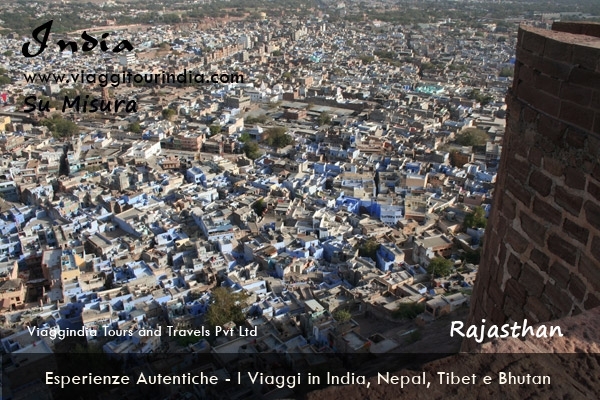 Esperienze Autentiche - 14 Giorni
Viaggio a DELHI - SHEKHAWATI - BIKANER - DESHNOKH - JODHPUR - RANAKPUR - UDAIPUR - PUSHKAR - JAIPUR - ABHANERI - FATEHPUR SIKRI - AGRA - DELHI